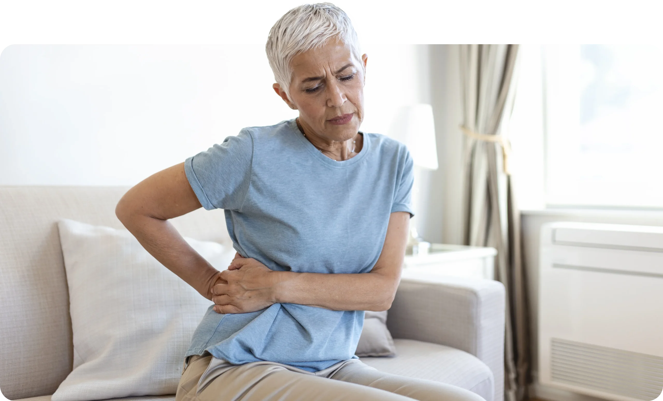 Pessoa sentindo dor, mas sendo resolvida pelo Dr. Victor Egypto, especialista em tratamento da dor crônica